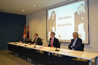 El presidente del TSJ, Juan Martínez Moya y el consejero de Educación, Constantino Sotoca, destacan la implicación de alumnos, docentes y directores, asi como de jueces y magistrados.